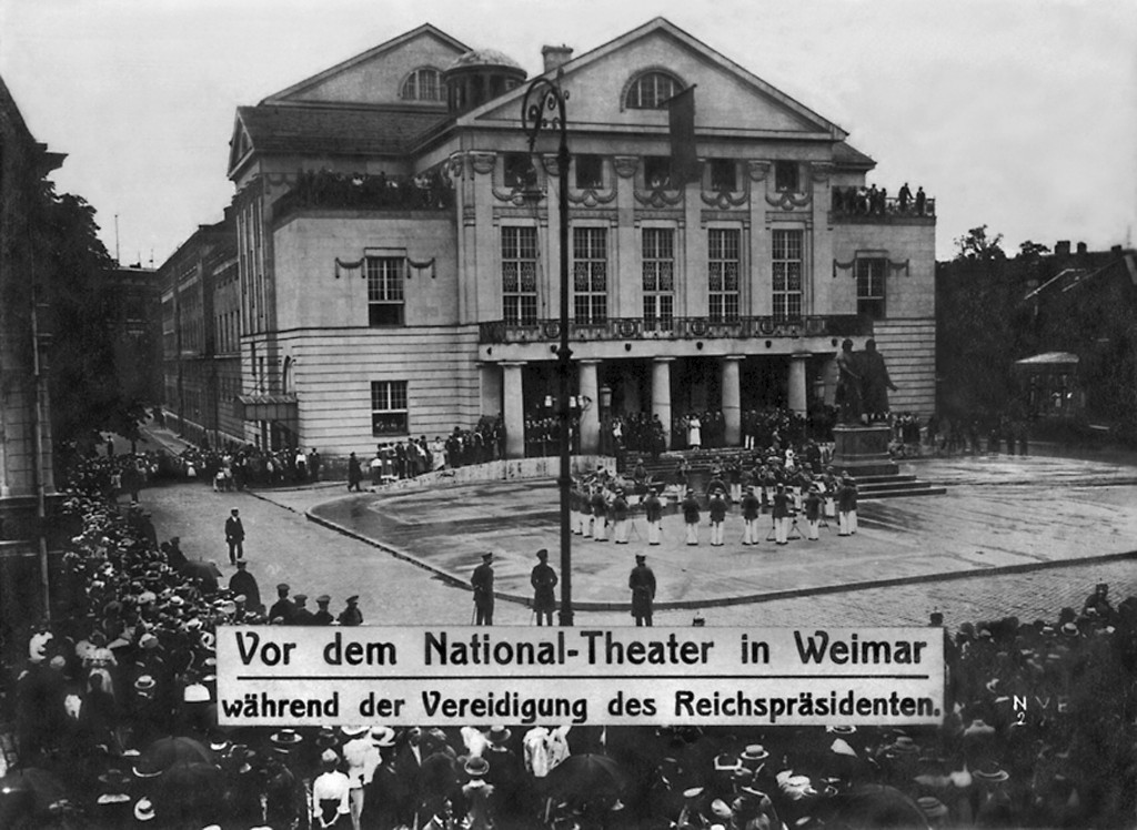 Das Deutsche Nationaltheater Weimar am Tag der Vereidigung von Friedrich Ebert, des ersten Reichspräsidenten, 21. August 1919