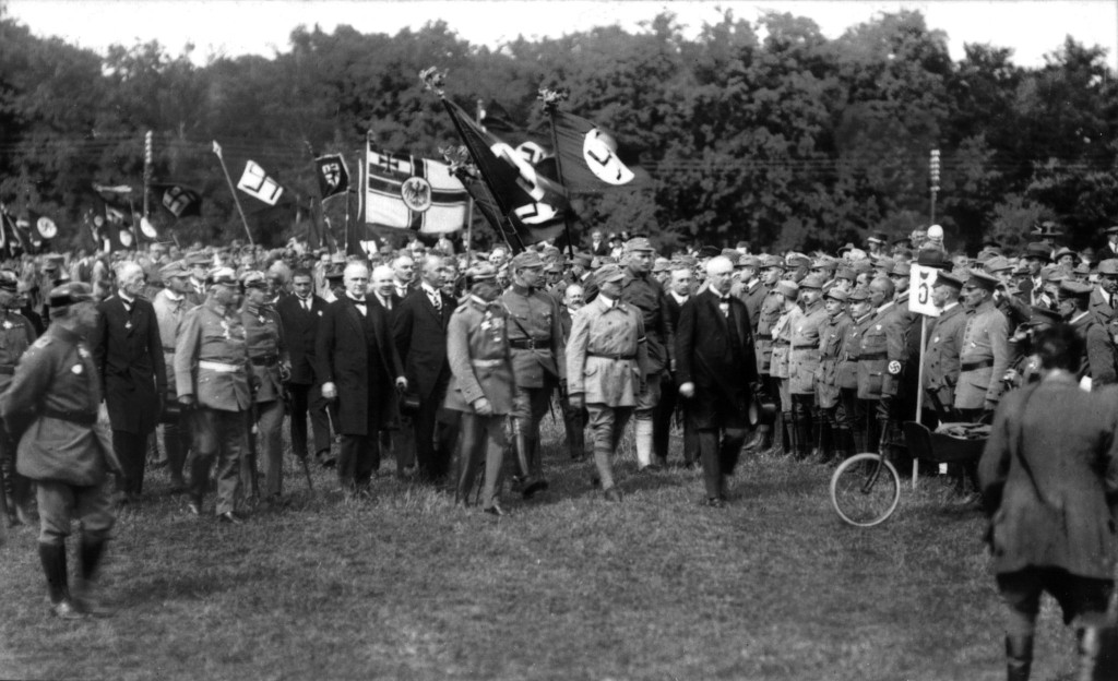 Tagung der »Nationalsozialistischen Freiheitsbewegung« in Weimar, 15. – 17. August 1924. Aufmarschierte »Vaterländische Verbände« am Weimarer Flugplatz, 17. August 1924