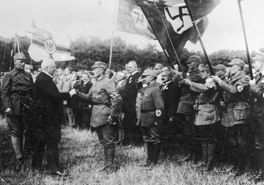 General Ludendorff begrüßt nach dem Abschreiten der »Vaterländischen Verbände« Wilhelm Brückner, den späteren Chefadjutanten von Adolf Hitler, Weimarer Flugplatz, 17. August 1924 