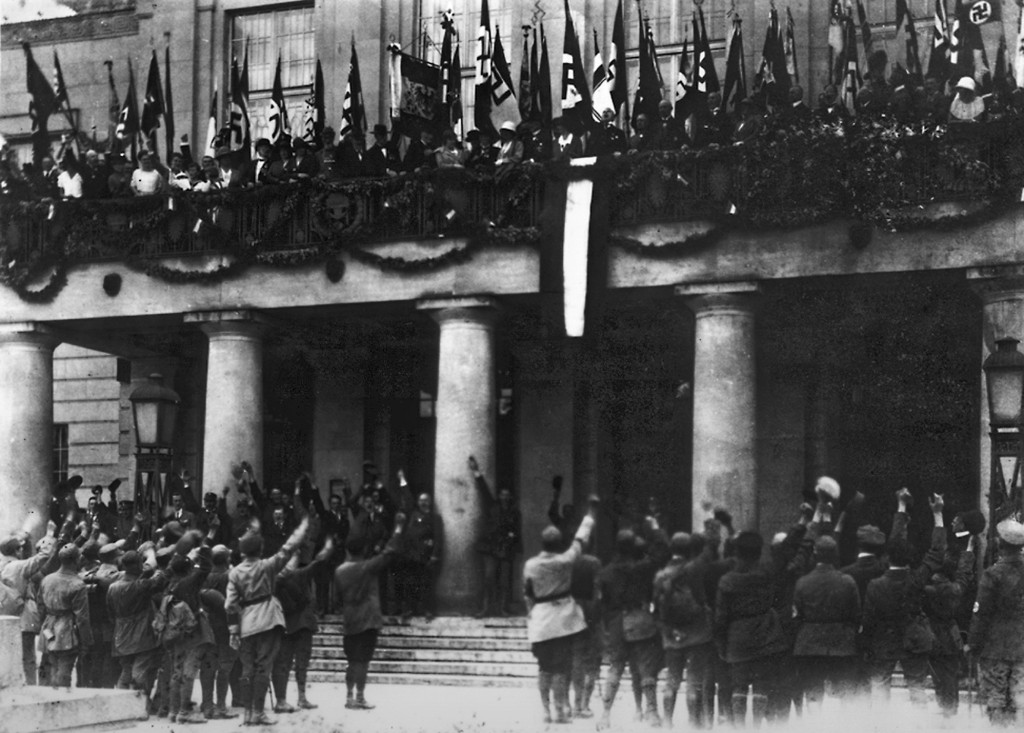 Aufmarsch der »Nationalsozialistischen Freiheitsbewegung« vor dem Deutschen Nationaltheater, 17. August 1924