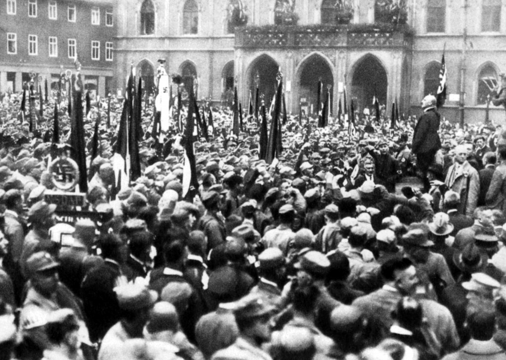 Julius Streicher (auf dem Podium) vereidigt Angehörige verschiedener nationaler Jugendgruppen zur »Hitlerjugend« während des ersten Reichsparteitags der NSDAP nach ihrer Neugründung, 4. Juli 1926