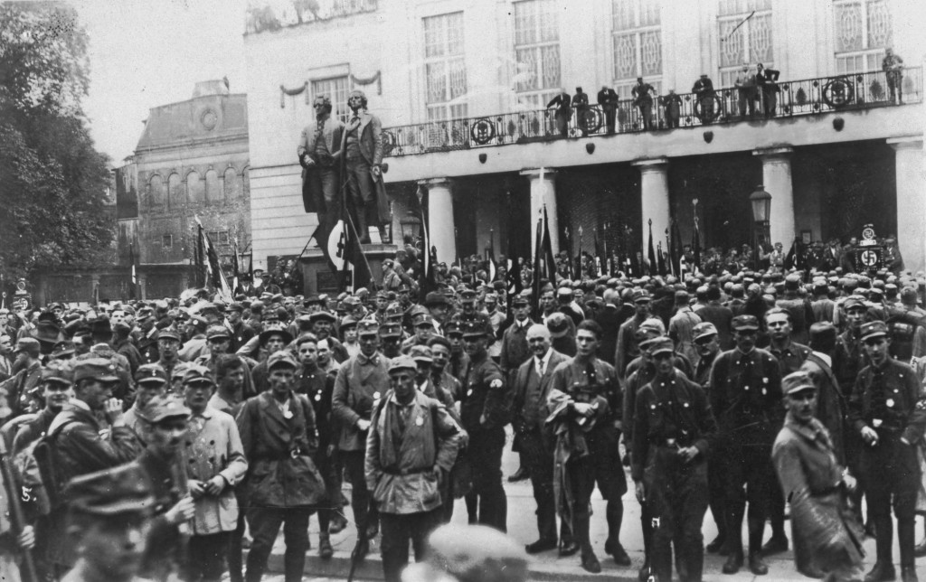 SA-Angehörige am Goethe- und Schiller- Denkmal während des ersten Reichsparteitags der NSDAP