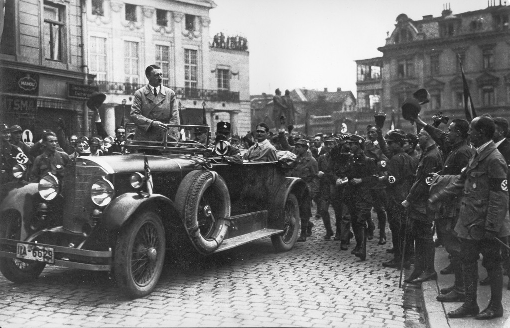 Adolf Hitler verlässt den Theaterplatz