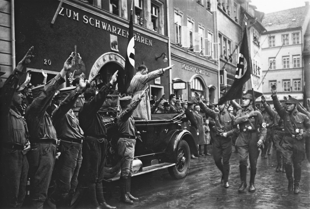 Adolf Hitler beim Vorbeimarsch von SA-Männern, daneben von links Fritz,
Sauckel, Manfred von Killinger, Hermann Göring