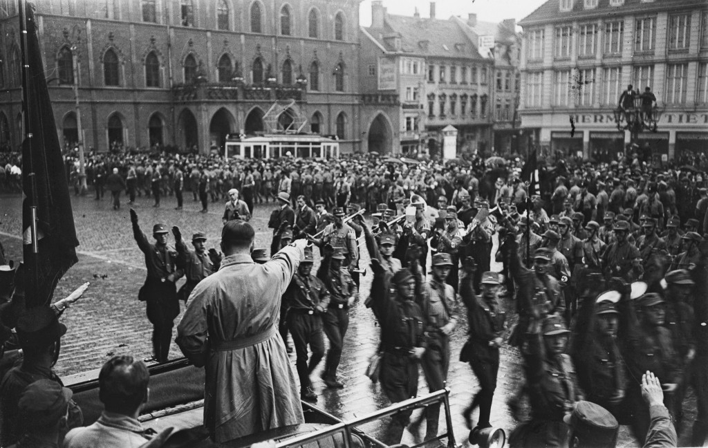 »Deutscher Tag in Weimar«, Aufmarsch der SA auf dem Markt in Weimar, 12. Oktober 1930