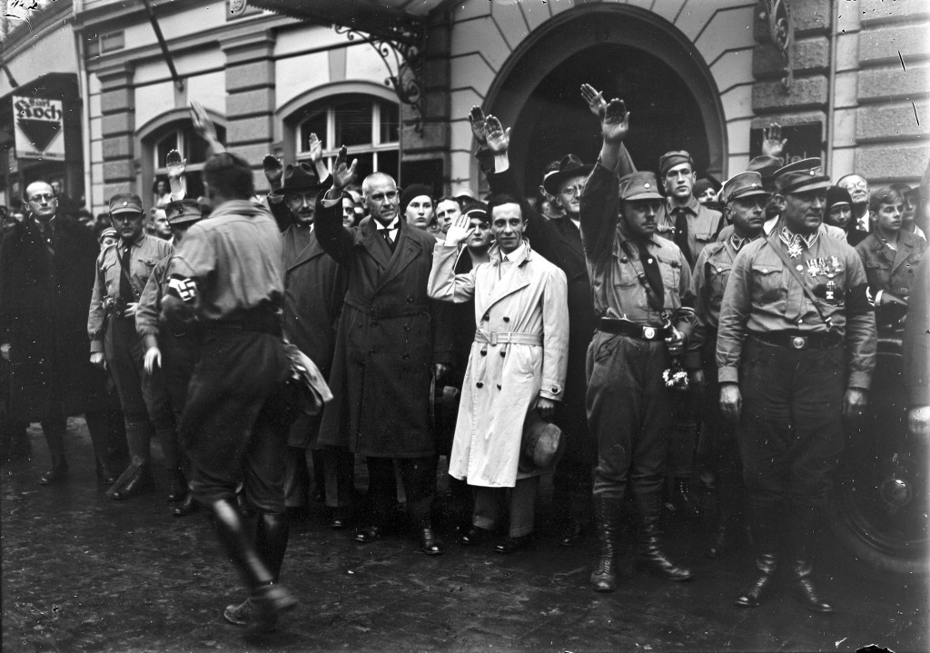 Begrüßung von Adolf Hitler vor dem Hotel Elephant, Joseph Goebbels im hellen Mantel, links von ihm Wilhelm Frick und Hermann Esser, rechts hinter Goebbels, Paul Schultze-Naumburg, Fritz Saukel in SA-Uniform, Hans von Tschammer und Osten sowie Manfred von Killinger