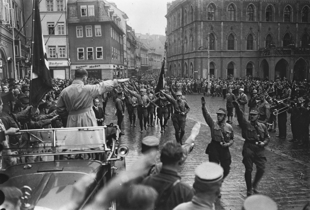 Marsch der »Hitlerjugend« vor dem Hotel Elephant. Im Auto stehend Adolf Hitler, hinter ihm Rudolf Heß