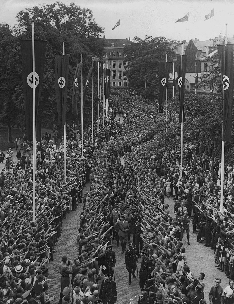 Adolf Hitler auf dem Weg zu einem Staatsempfang im Weimarer Schloss aus Anlass der »Zehnjahresfeier des ersten Reichsparteitages«. »Kämpfer der Alten Garde« bilden ein Spalier.