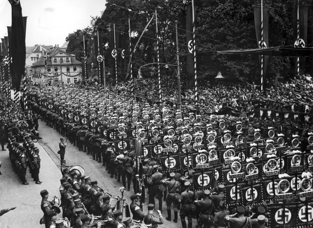 »Aufmarsch der Standarden« am Karlsplatz (heute: Goetheplatz) aus Anlass des ersten Reichsparteitags in Weimar 1926, 5. Juli 1939