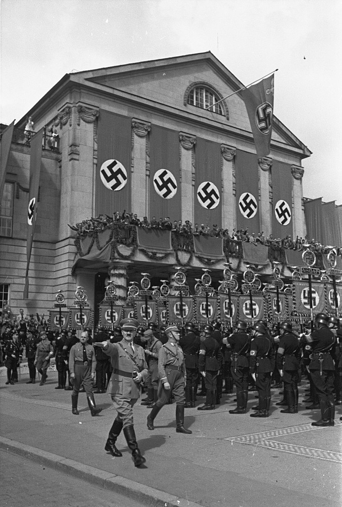 Aufmarsch von SA- und SS-Formationen mit ihren Standarten auf dem Theaterplatz in Weimar, vorn Adolf Hitler, links dahinter Fritz Sauckel