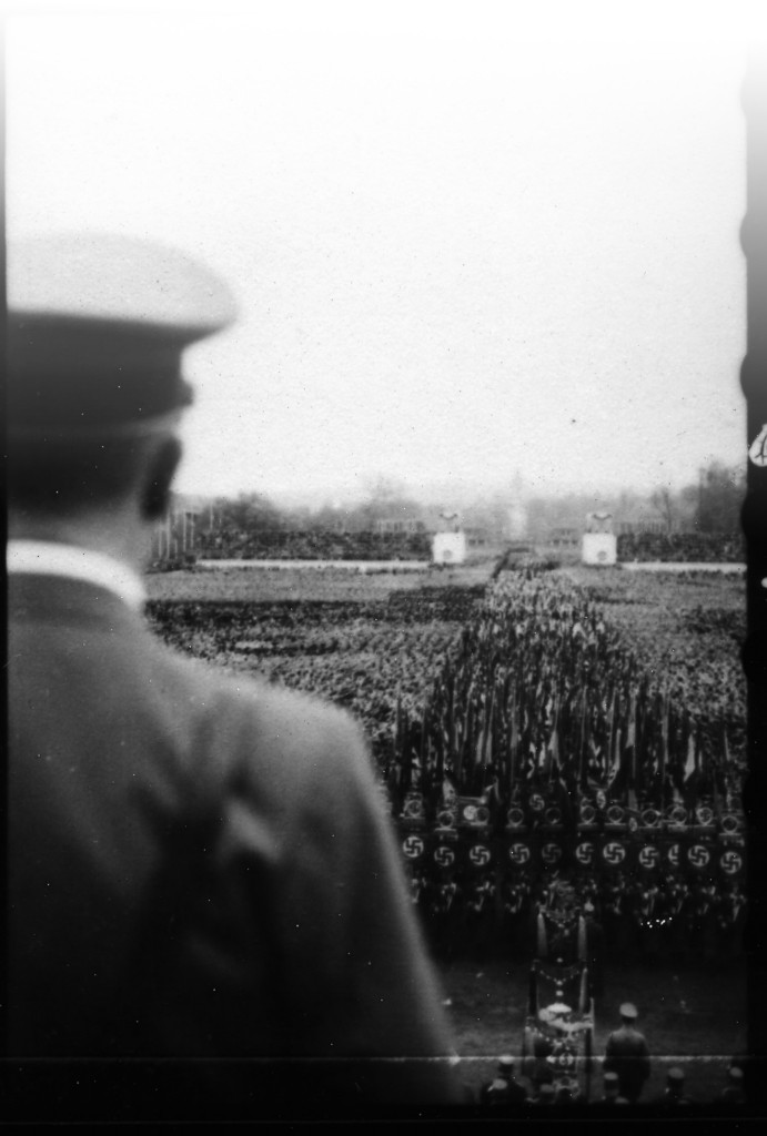 Adolf Hitler spricht während des Thüringer Gautages am 6. November 1938 in der Landeskampfbahn (heute: Vimaria-Stadion)