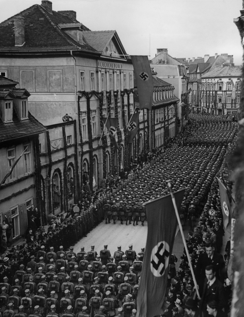 Aufmarsch von Formationen der SA in der Adolf-Hitler-Straße (heute: Karl-Liebknecht-Straße), »Gautag der NSDAP« in Weimar, 6. November 1938