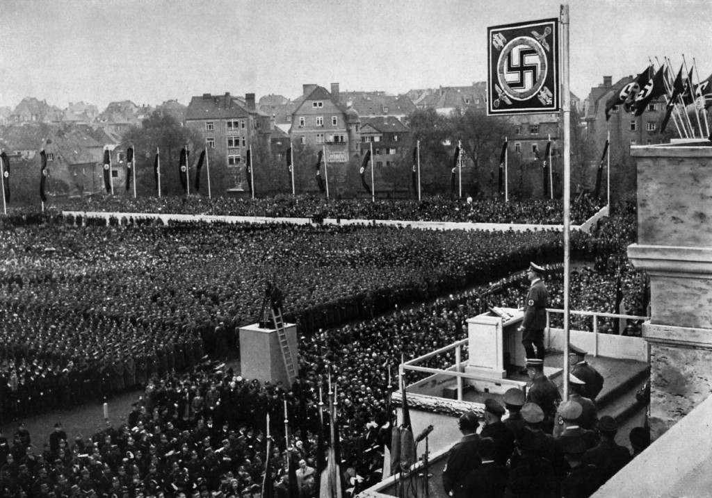 Adolf Hitler spricht während des Thüringer Gautages am 6. November 1938 im Stadion vor 100.000 Teilnehmern