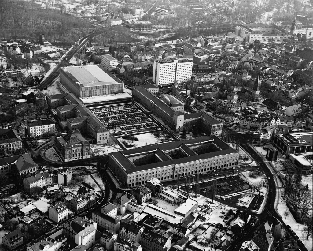 Blick auf das Landesverwaltungsamt und die Weimarhalle, Luftbild Ende 1999