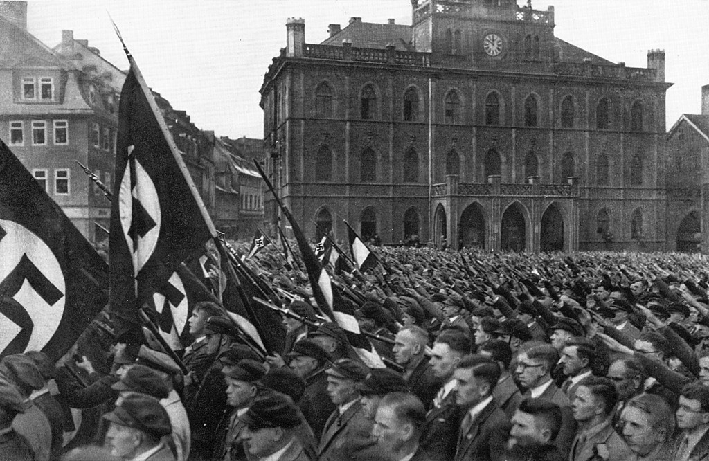 Die SA bekennt sich zum »Führer«, Marktplatz in Weimar am 6. März 1932. Wegen des damals ausgesprochenen Uniformverbots trugen die Versammelten Zivilkleidung