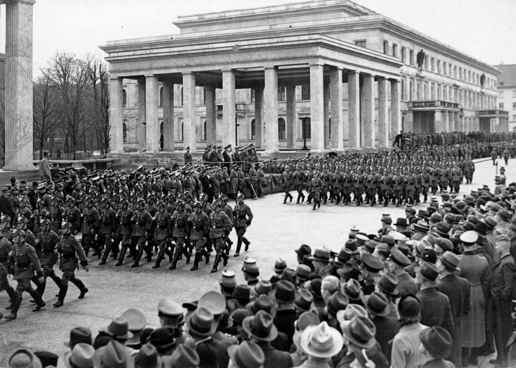 Parade der Ordnungspolizei am 24. April 1938 auf dem Königsplatz, im Hintergrund der »Ehrentempel für die Gefallenen der Bewegung«