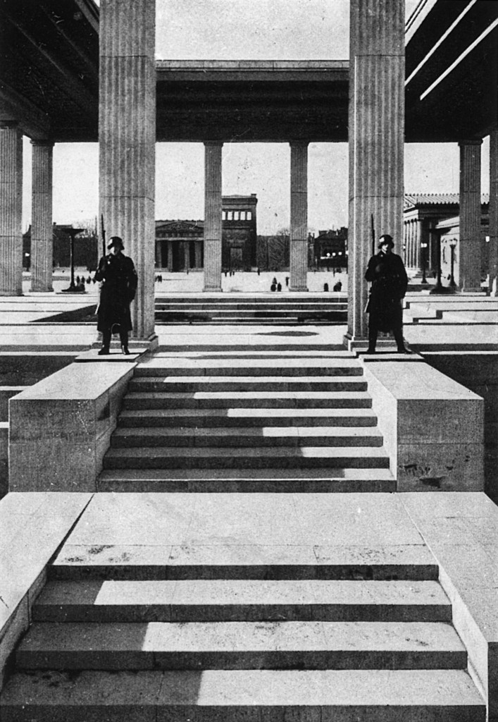 »Ewige Wache« der SS-Standarte Deutschland vor dem Ehrentempel am Königsplatz, Gedenkfeier am 8./​9. November 1935