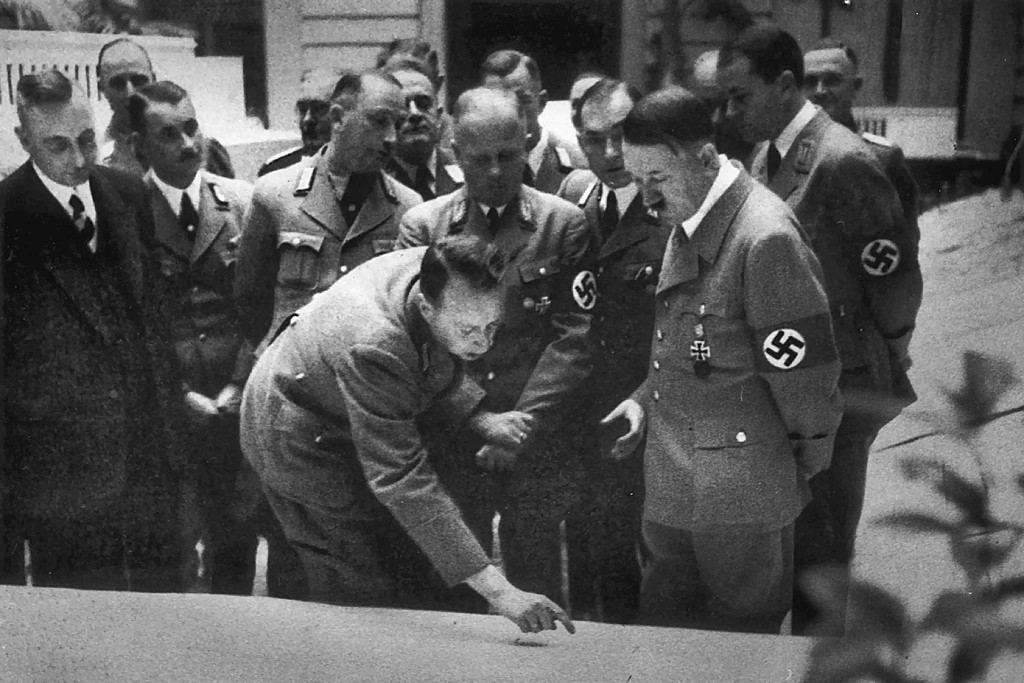 Der Architekt Hermann Giesler erläutert Adolf Hitler Details der Augsburger Planungen, November 1937