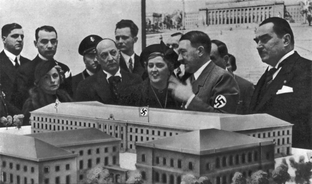 Hitler erklärt dem jugoslawischen Ministerpräsidenten Stojadinowitsch auf der »Ersten deutschen Architektur- und Kunsthandwerk-Ausstellung« 1938 in München ein Modell des Weimarer Gauforums