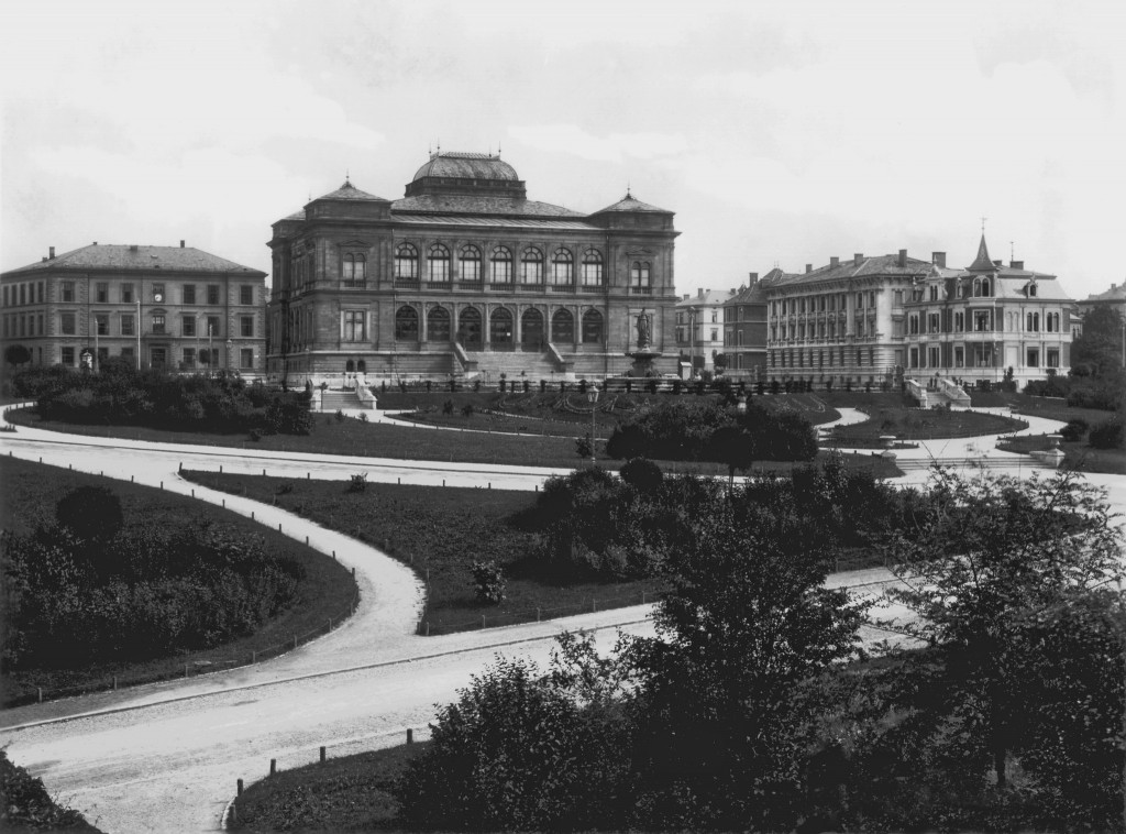 Platz vor dem Großherzoglichen Museum, um 1900