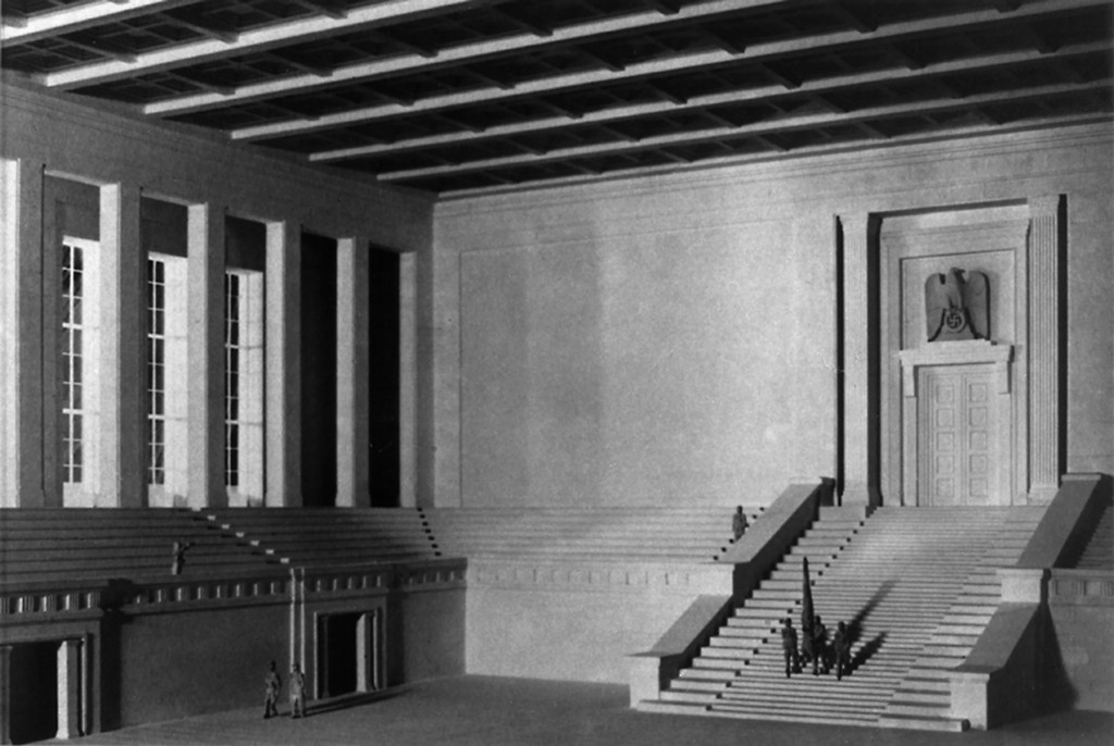 Modellinnenansicht der »Halle der Volksgemeinschaft«, Blick nach Westen zum Fahneneingang, Entwurf: Hermann Giesler, 1937