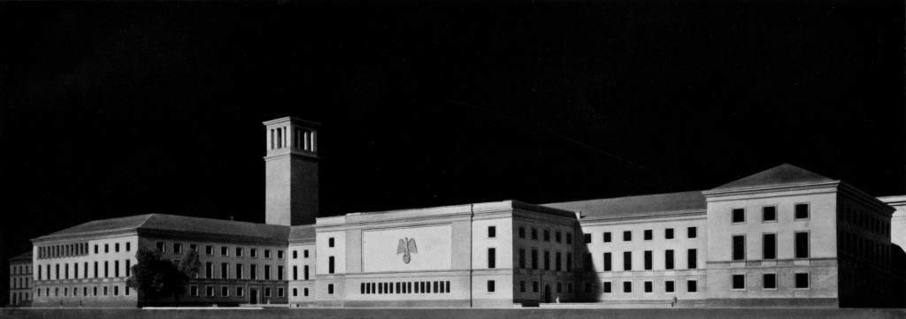 »Gebäude des Reichsstatthalters und der Gauleitung« mit Glockenturm, Südansicht, Modellfotografie 1937