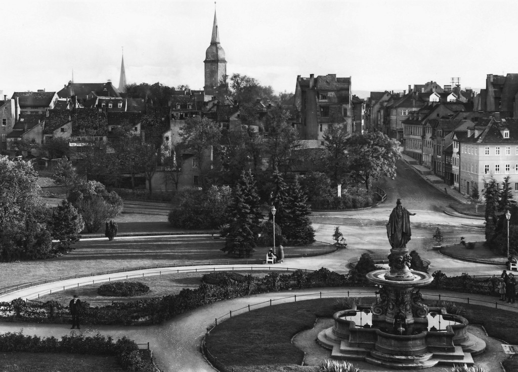 Platz vor dem Landesmuseum mit Blick über den Vimaria-Brunnen (Carl-Alexander-Sophien-Brunnen) in Richtung Innenstadt,
um 1920
