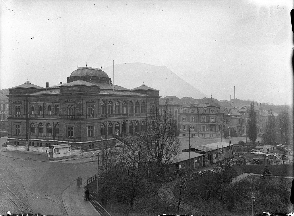 Die ersten Bauhütten stehen am Museumsplatz, Dezember 1936. Im ehemaligen Landesmuseum nutzte Gauleiter Sauckel seit dem 1. August 1933 einige Räume als Reichsstatthalteramt.