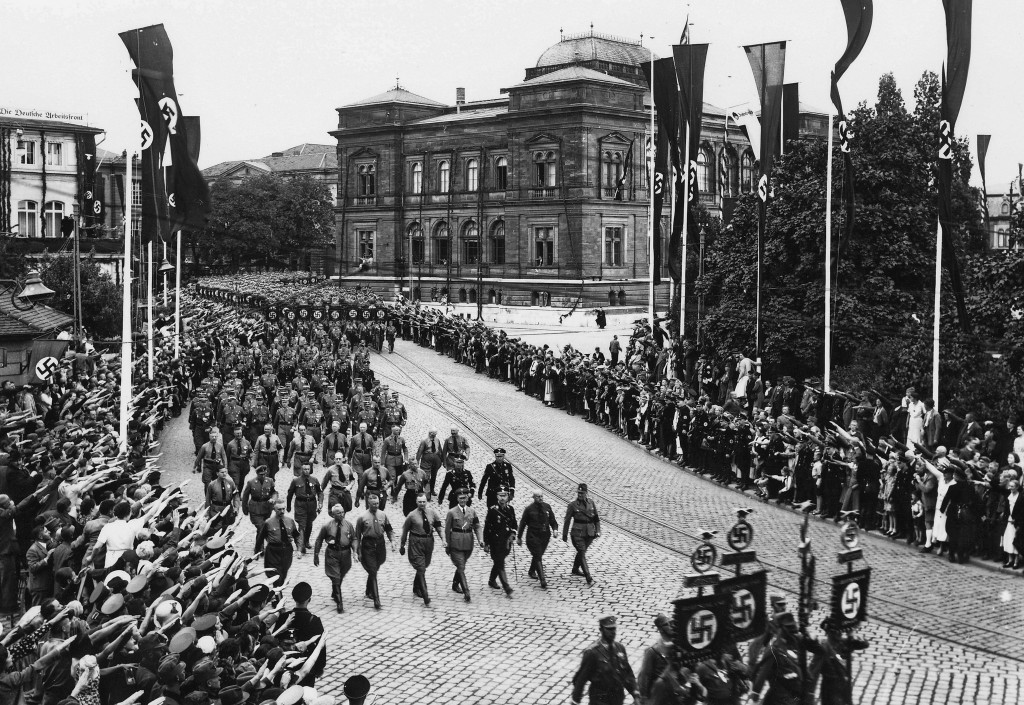 Gedenkmarsch aus Anlass der Feierlichkeiten zur »zehnten Wiederkehr des ersten Reichsparteitages der NSDAP« nach der Neugründung in Weimar 1926, vom Karl-Alexander- Platz zum Karlsplatz, 1. Reihe: zweiter von rechts Julius Streicher, links daneben Heinrich Himmler und Wilhelm Frick