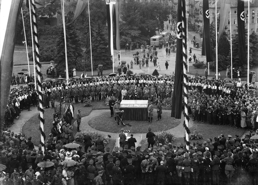 Erster Spatenstich durch Fritz Sauckel in Anwesenheit von Adolf Hitler und Rudolf Heß, 4. Juli 1936