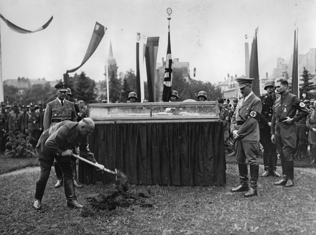 Gauleiter Sauckel beim ersten Spatenstich, 4. Juli 1936