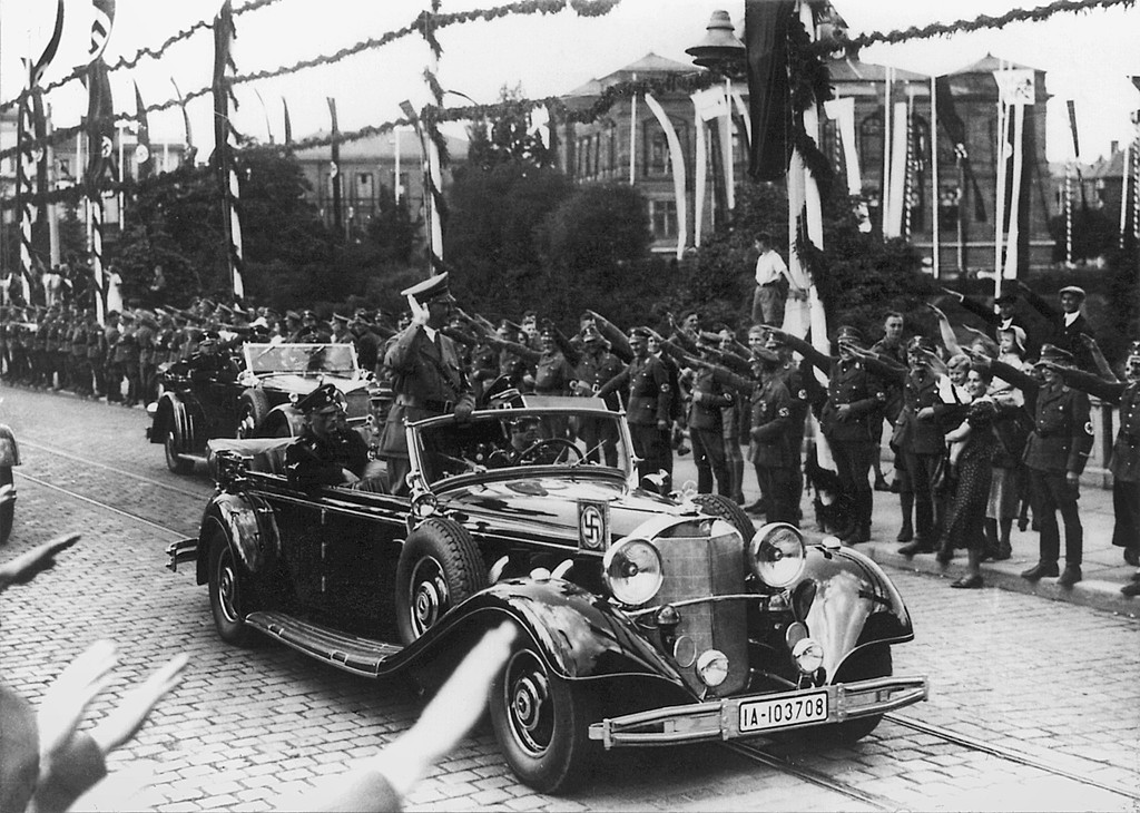 Abfahrt Hitlers nach dem ersten Spatenstich für die Bauten am Platz Adolf Hitlers, 4. Juli 1936