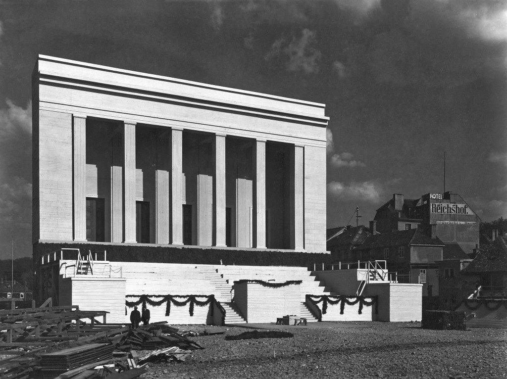Fassadenmodell der »Halle der Volksgemeinschaft« in Originalgröße für die Grundsteinlegung am 1. Mai 1937
