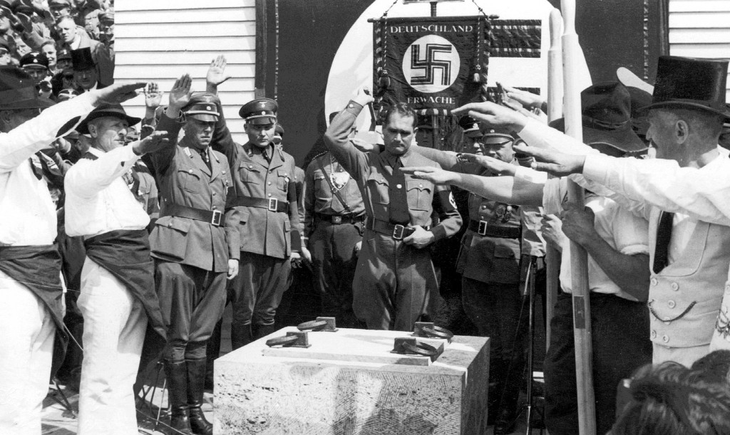 Rudolf Heß vollzieht die Grundsteinlegung für die Bauten am Platz Adolf Hitlers in Weimar