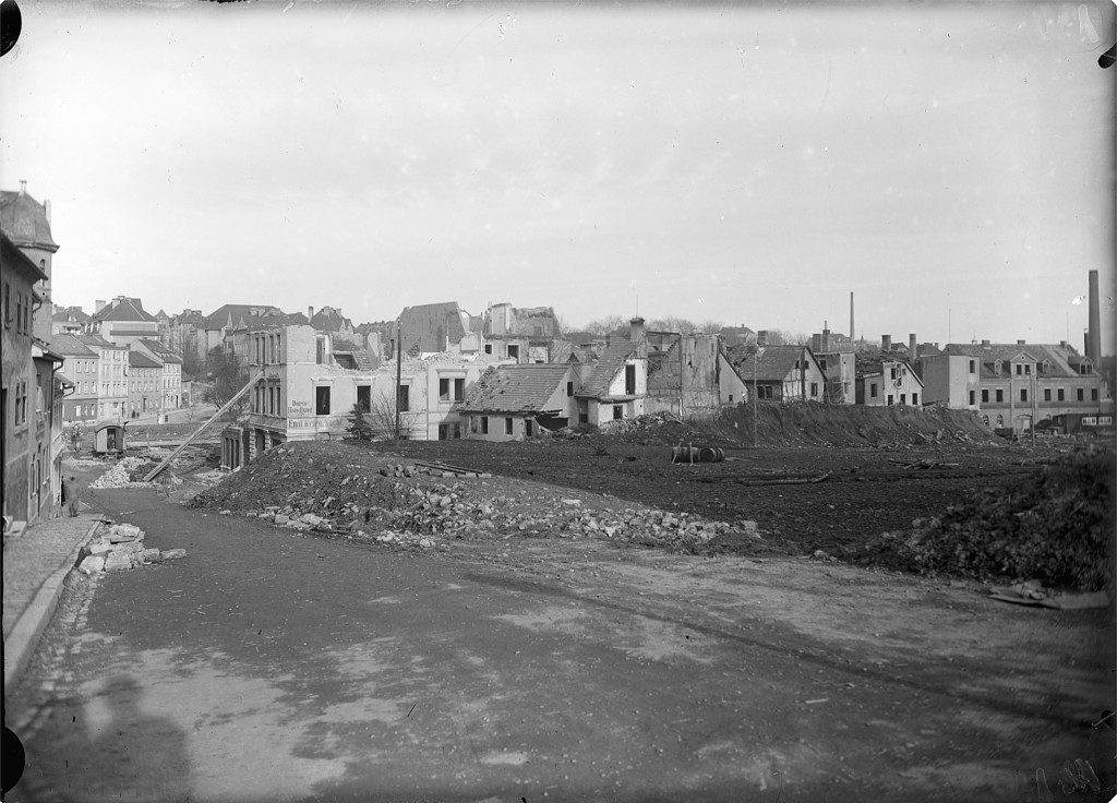 Abbruch der Straße Unterm Thüringer Hof, Blick vom Jakobsplan nach Norden in Richtung Friedrich-Ebert-Straße (links), rechts die Häuser der Großen Töpfergasse