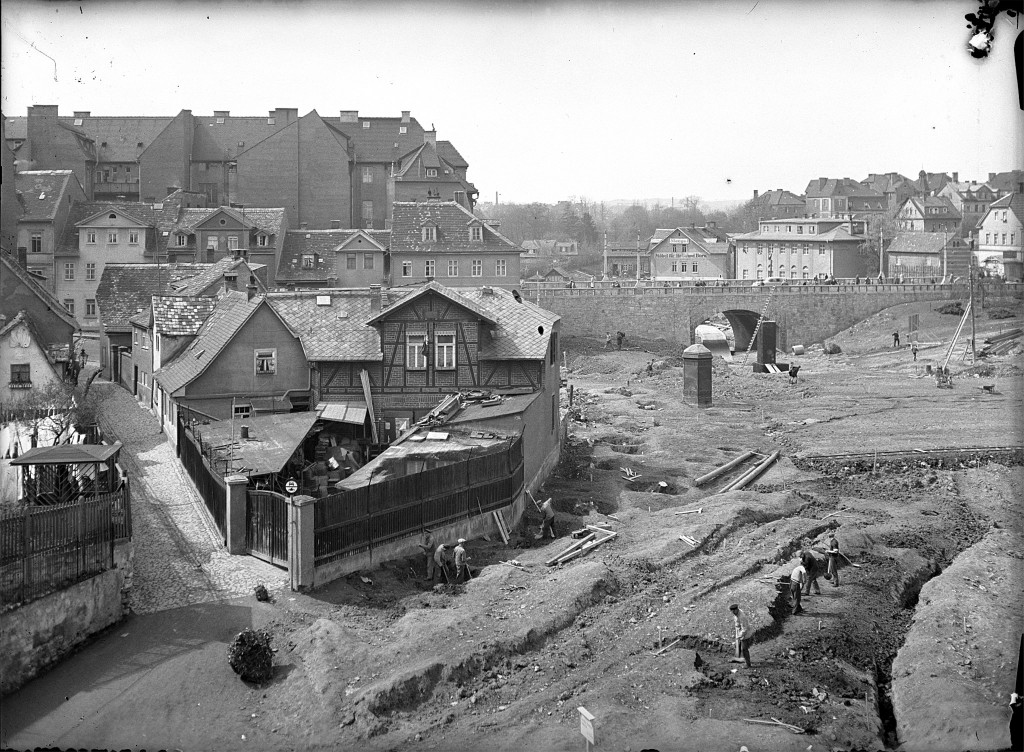 Auffüllung und Planierung des Asbachtals für die Grundsteinlegung am 1. Mai 1937, Blick Richtung Westen, links die Berggassen, im Hintergrund der Viadukt mit neuem Asbachkanal, Aufnahme vom April 1937
