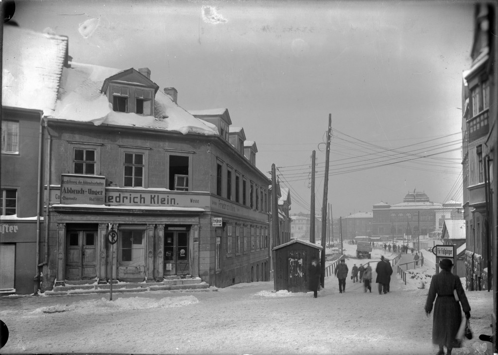 Blick von der Breitenstraße (heute Friedensstraße)/​Ecke Kettenberg auf die Baustelle, vor dem Landesmuseum das Fassadenmodell des »Hauses der Gliederungen«, 1937