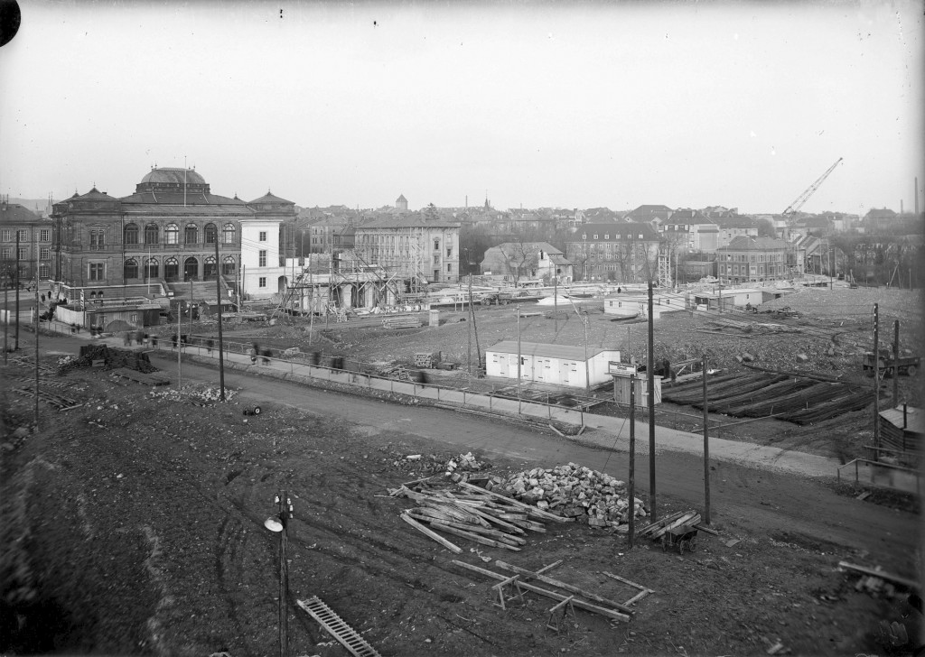 Blick auf die Baustelle des Gauforums. Vor dem Landesmuseum steht das Fassadenmodell des »Hauses der Gliederungen der NSDAP«, 1937