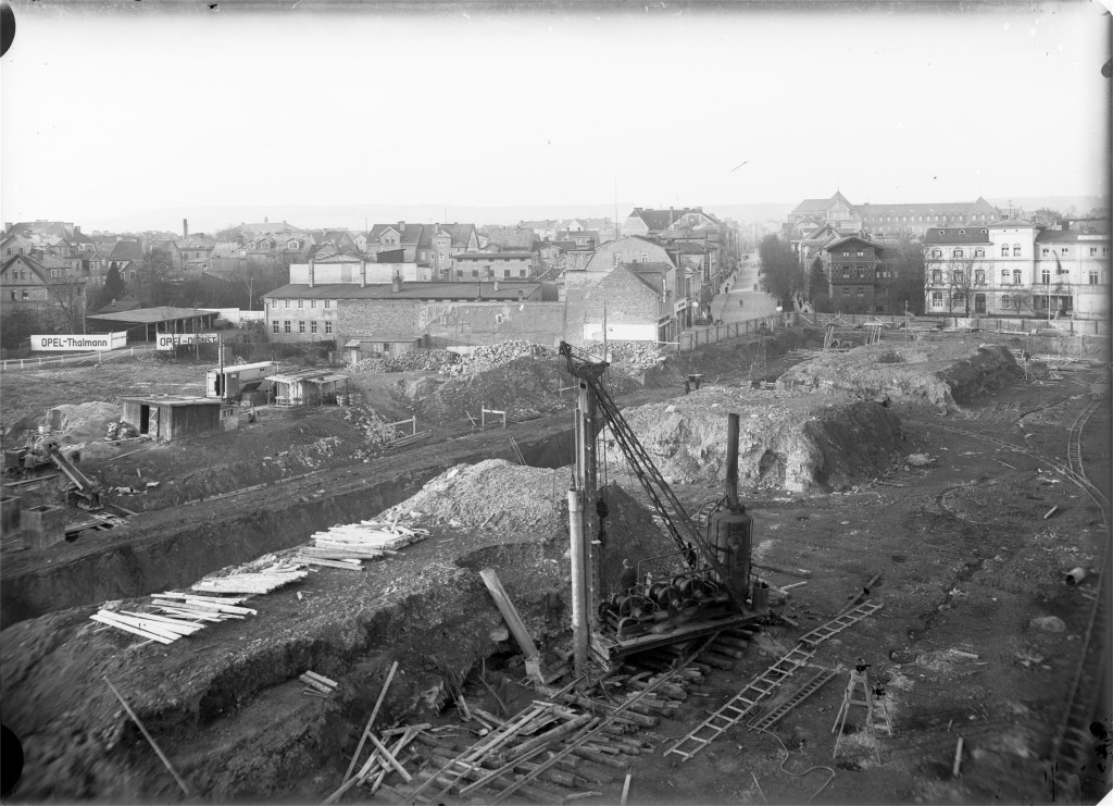 Blick auf den Bauplatz des Gebäudes der Deutschen Arbeitsfront. Im Hintergrund die Ludendorff-Straße (heute: Ernst-Thälmann-Straße), 1937