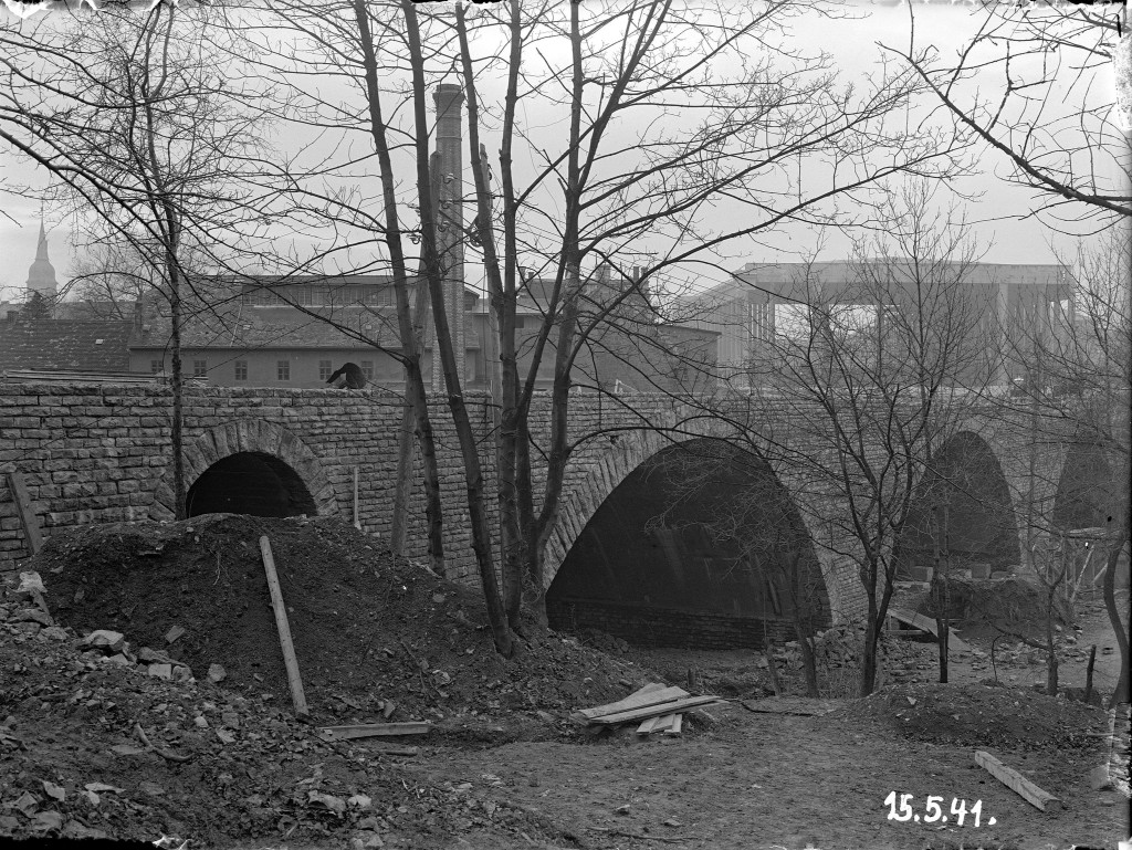 Mit dem Bau der neuen Ilmbrücke (heute: Friedensbrücke) wurde 1939 begonnen. Im Hintergrund die Karlsmühle und der Rohbau der »Halle der Volksgemeinschaft«, 15. Mai 1941