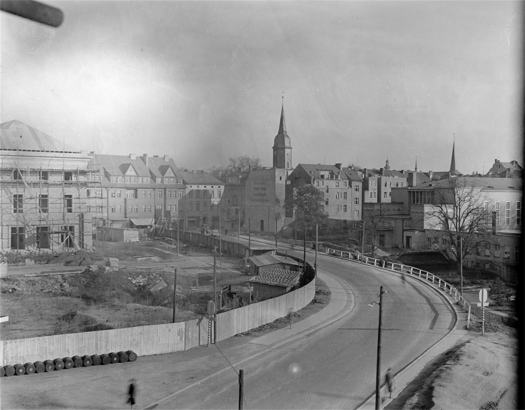 Blick von der Asbachstraße nach Osten. Den Platz zwischen dem Gebäude der »Deutschen Arbeitsfront« und der Weimarhalle nimmt heute das neue Bauhaus-Museum ein, Aufnahme vom Januar 1941