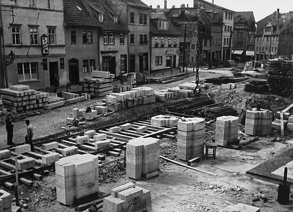 Baubeginn am »Gebäude des Reichsstatthalters und der Gauleitung« (Setzung der Werksteinpfeiler am Südeingang), Anfang 1939