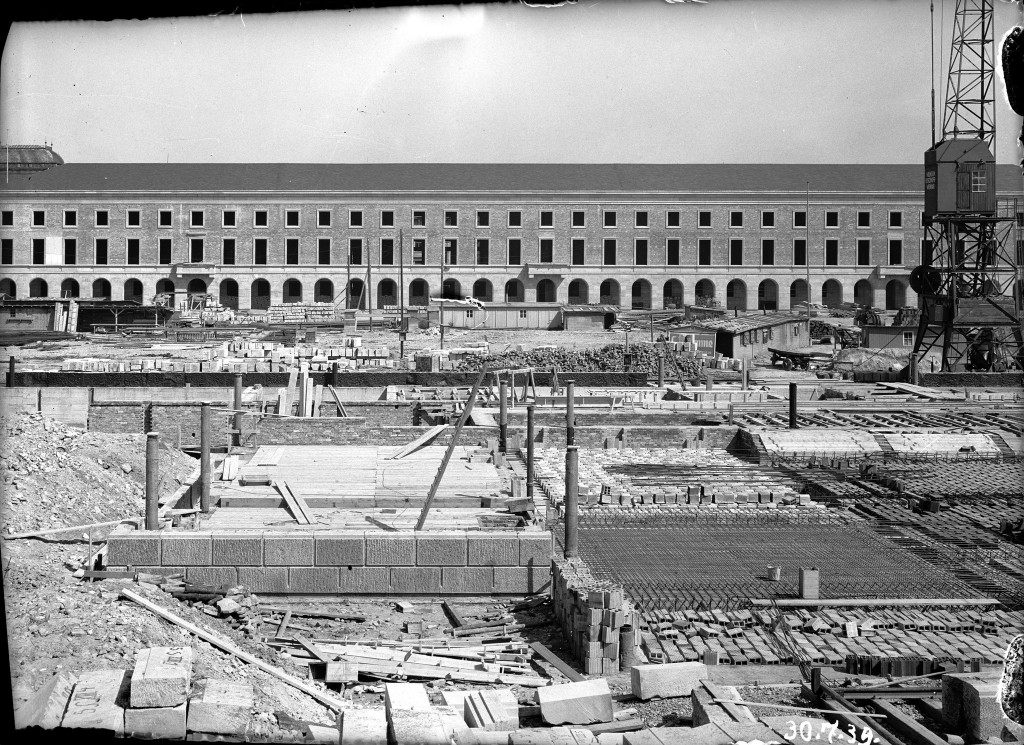 Im Hintergrund das Gebäude der »Gliederungen der NSDAP« im Rohbau fertiggestellt, vorn die Baustelle für das Gebäude des »Reichsstatthalters und der Gauleitung«, 30. Juli 1939