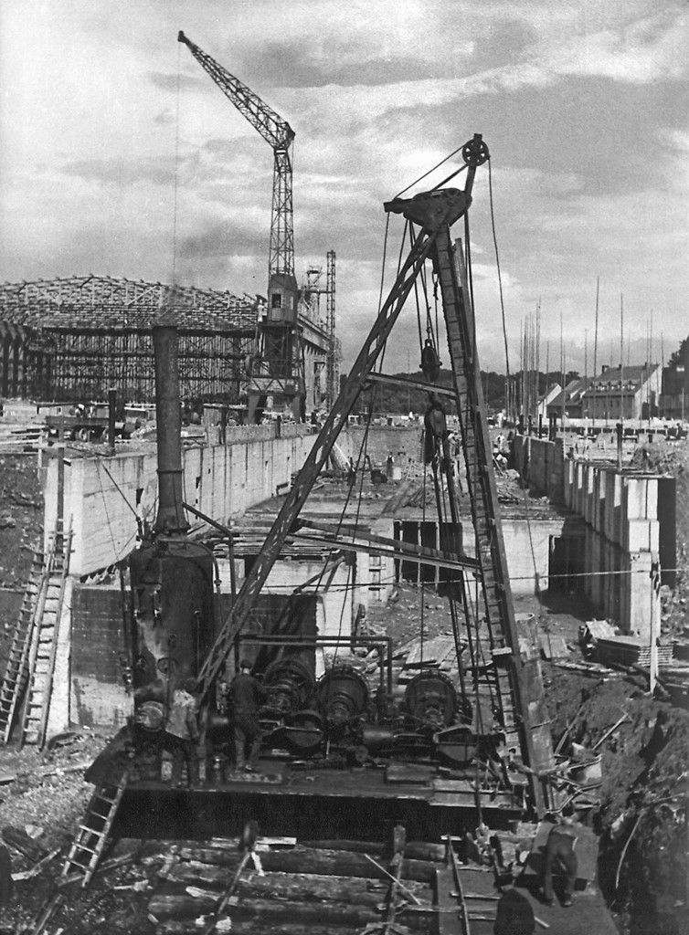 Bauarbeiten am »Gebäude des Reichsstatthalters und der Gauleitung«, Mitte 1939, im Hintergrund die »Halle der Volksgemeinschaft«