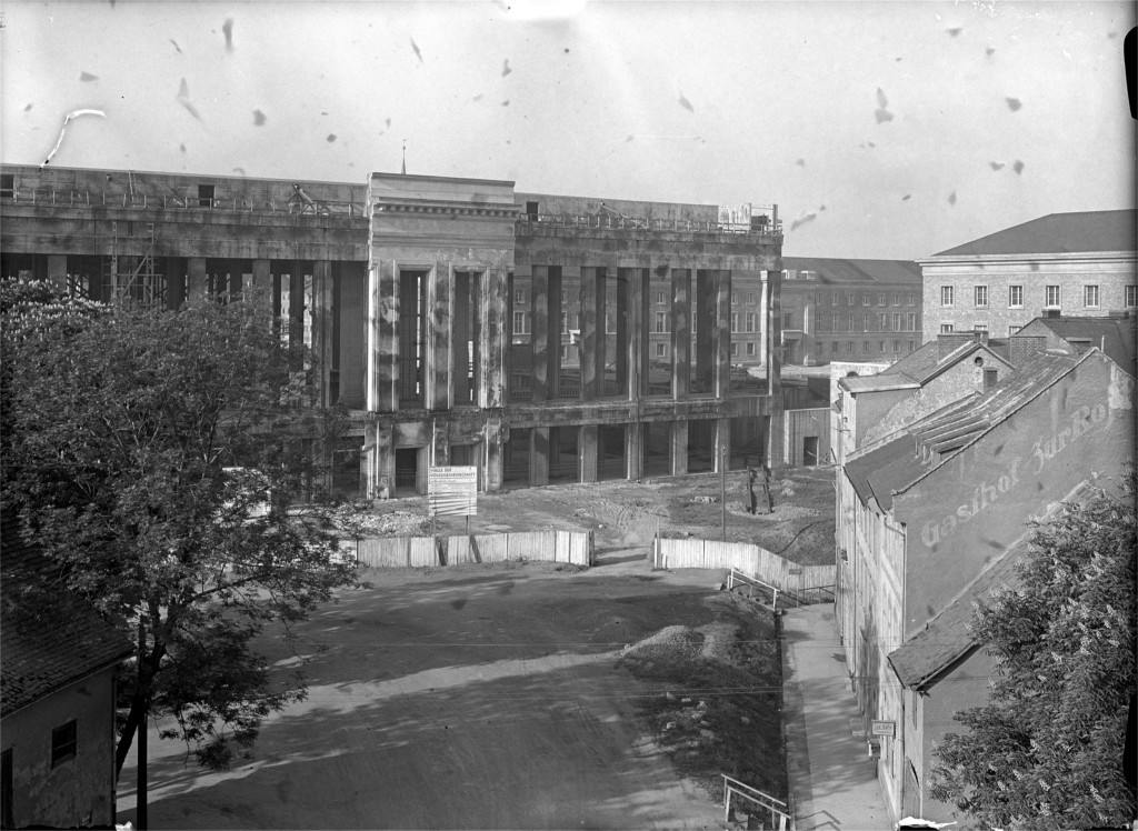 Unvollendete »Halle der Volksgemeinschaft«, Gipsmodell der geplanten Fassadengestaltung mit Tarnanstrich, Juni 1944