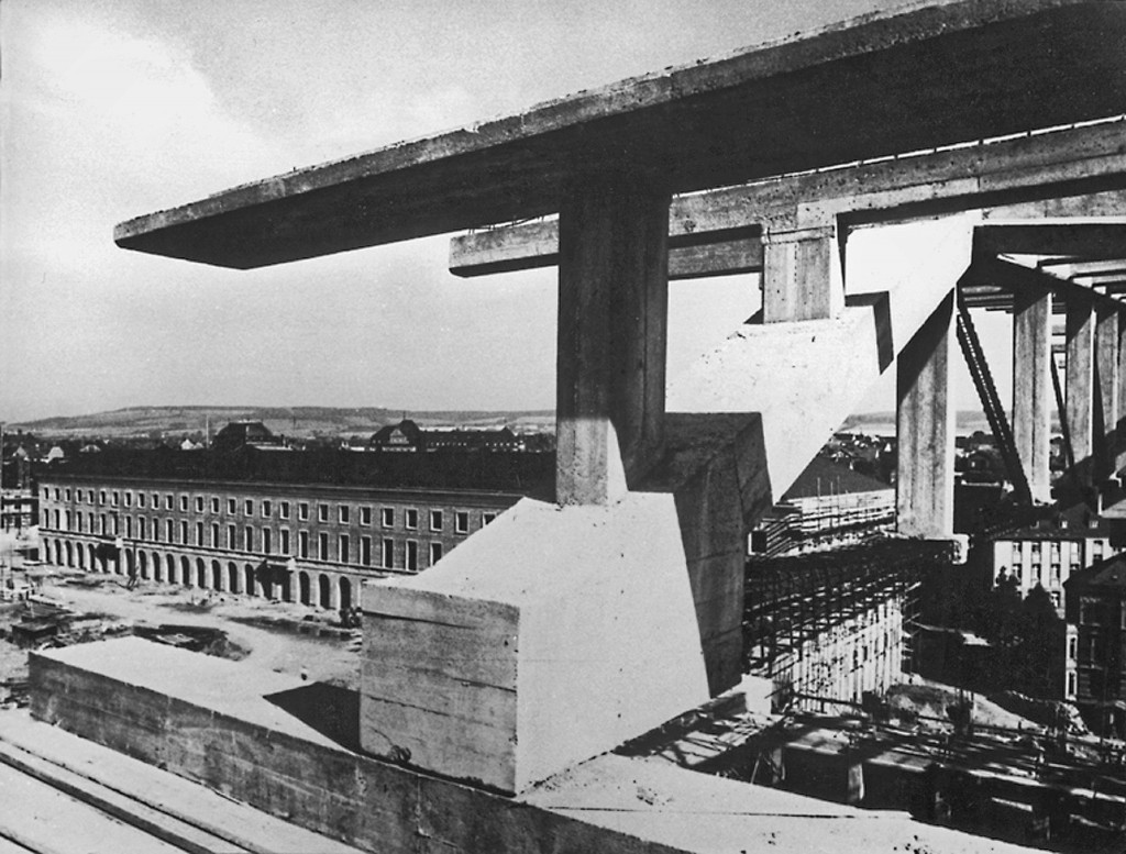 Blick vom Hallendach auf das »Gebäude der Gliederungen der NSDAP«, im Hintergrund der Ettersberg mit dem KZ Buchenwald, August 1939