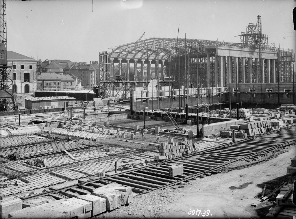 »Halle der Volksgemeinschaft«, im Vordergrund die Baustelle für das »Gebäude des Reichsstatthalters und der Gauleitung«, 30. Juli 1939