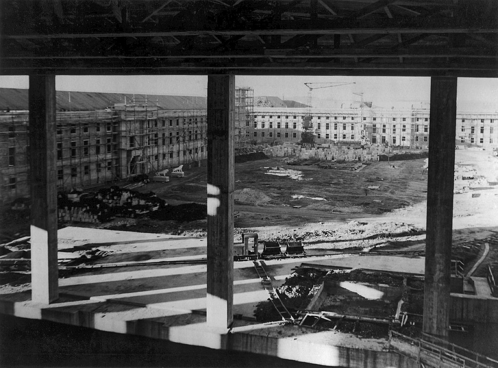 Blick aus der »Halle der Volksgemeinschaft« auf den Platz Adolf Hitlers, nach 1940