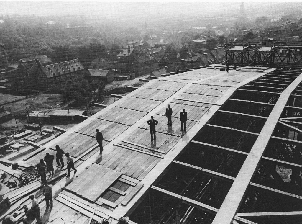 »Halle der Volksgemeinschaft«, Leichtbetonplatten zwischen Fachwerkträger und Längsträger, 1939