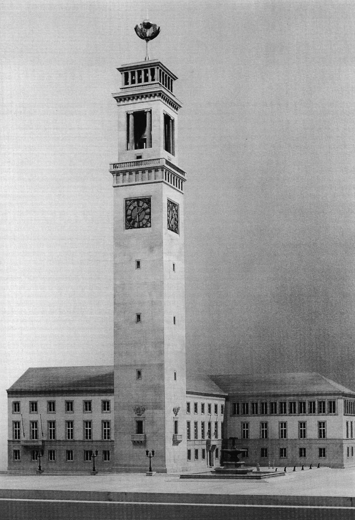 Hermann Giesler übergab im Sommer 1942 den Turm als Holzmodell an Fritz Sauckel, dieses Bild zeigt den letzten bekannten Planungsstand des Glockenturms